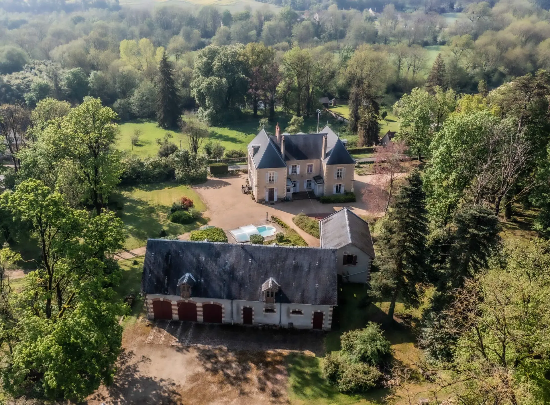 Vue aérienne Domaine Le Fournay avec dépendances