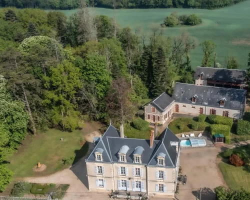 Vue aérienne du Domaine Le Fournay à Jouet sur l'Aubois