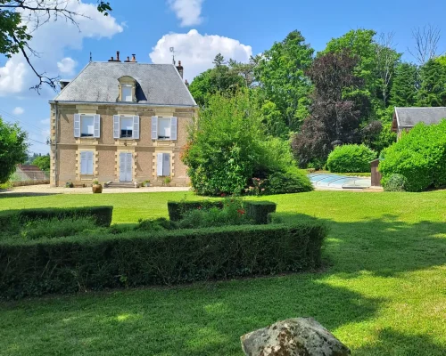 Vue de l'entrée de la maison de maître du Domaine Le Fournay